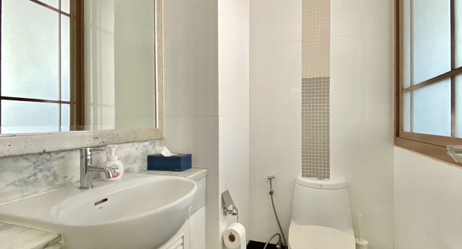 Haus zur Miete mit 4 Zimmer in Watthana, Bangkok