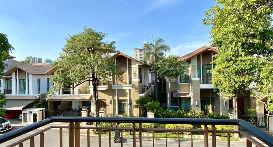 Haus zur Miete mit 4 Zimmer in Watthana, Bangkok