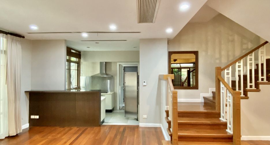 Haus zur Miete mit 4 Zimmer in Watthana, Bangkok