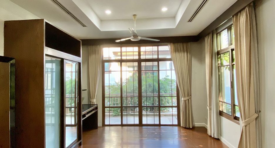 Haus zur Miete mit 4 Zimmer in Watthana, Bangkok