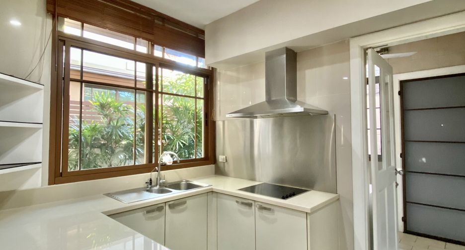 Haus zur Miete mit 4 Zimmer in Watthana, Bangkok