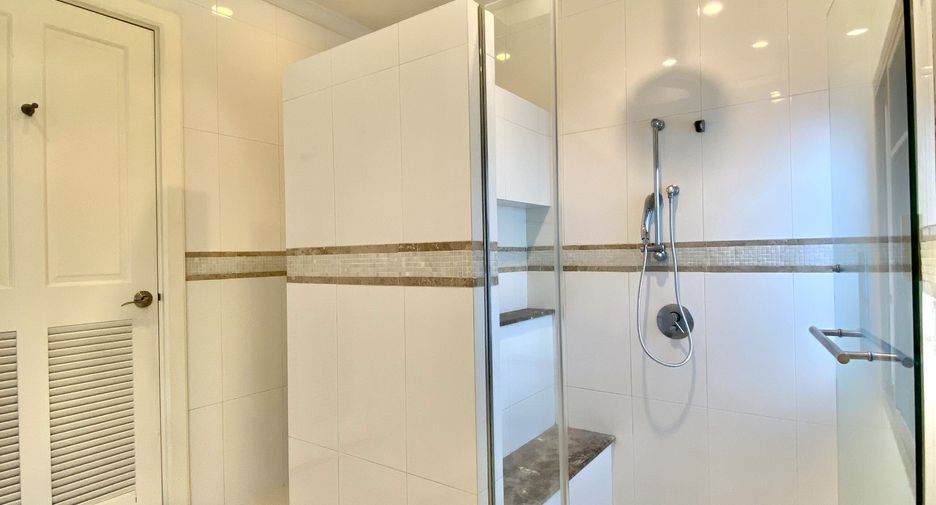 Haus zur Miete mit 4 Zimmer in Watthana, Bangkok