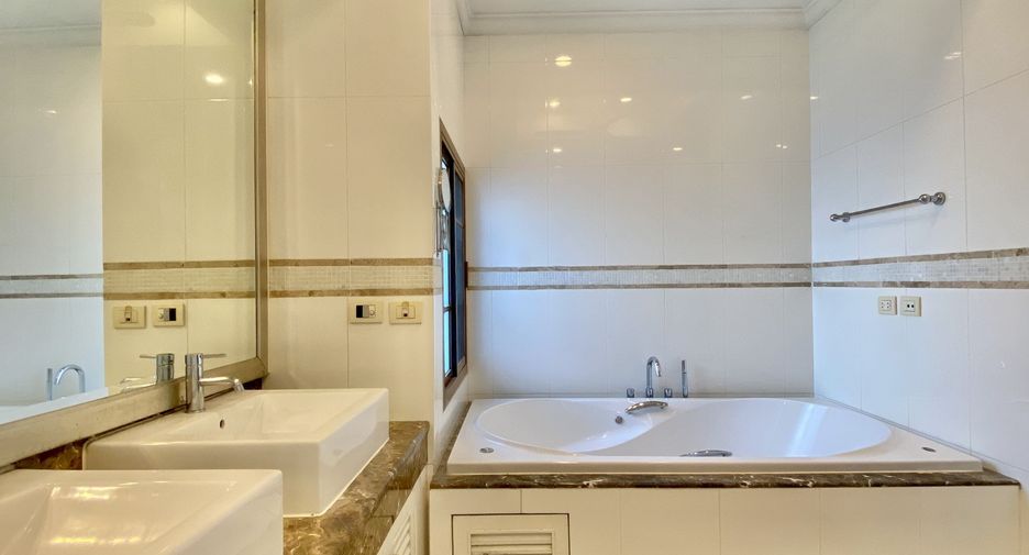 Haus zur Miete mit 4 Zimmer in Watthana, Bangkok