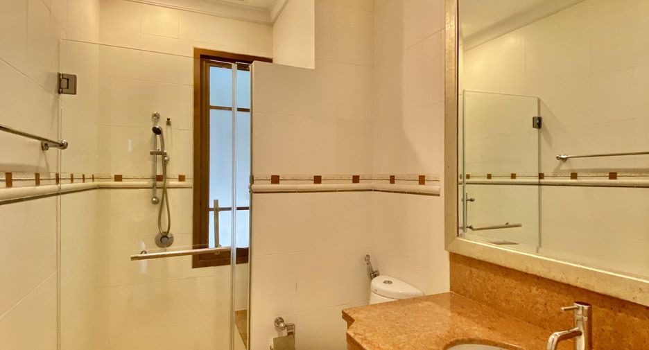 Haus zur Miete mit 4 Zimmer in Watthana, Bangkok