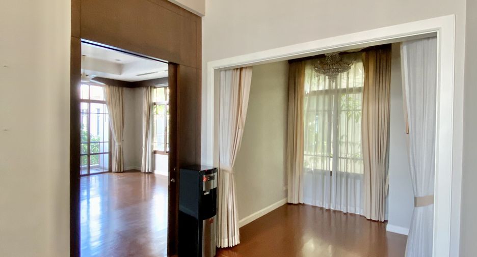 Haus zur Miete mit 4 Zimmer in Watthana, Bangkok