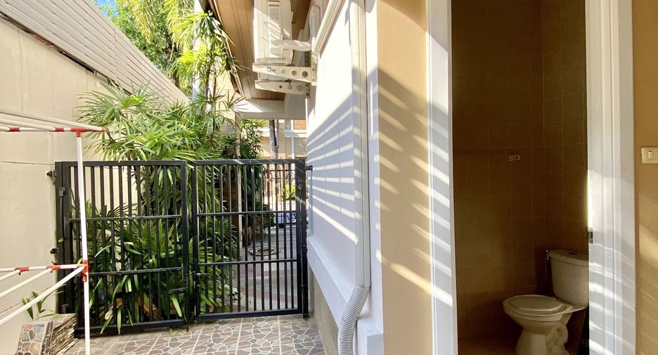 Haus zur Miete mit 4 Zimmer in Watthana, Bangkok