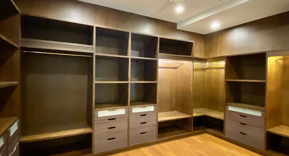 Haus zur Miete mit 4 Zimmer in Watthana, Bangkok