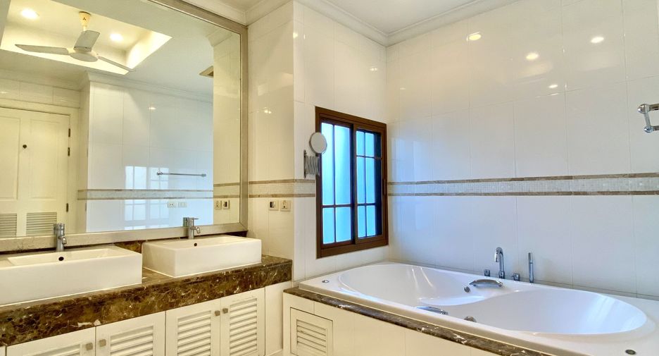 Haus zur Miete mit 4 Zimmer in Watthana, Bangkok