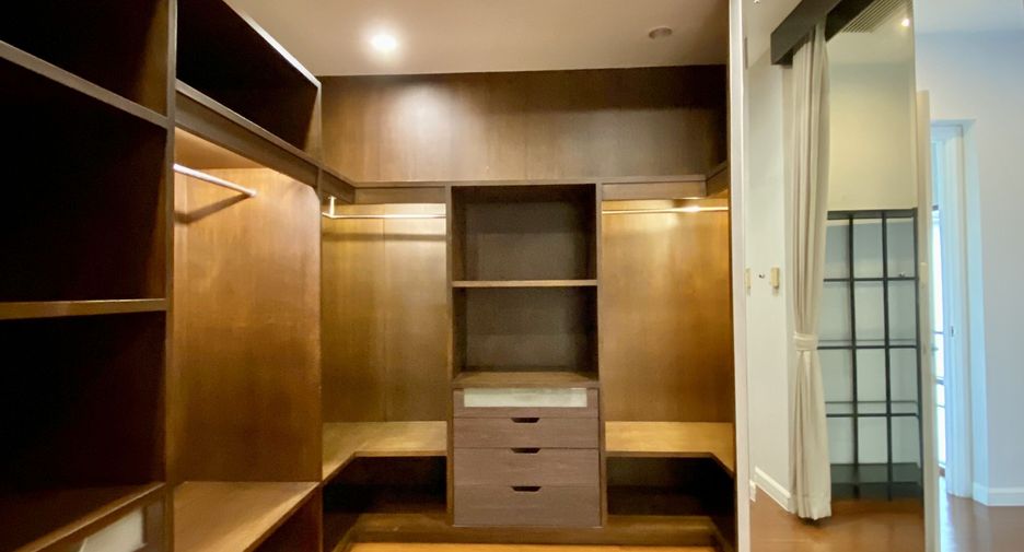 Haus zur Miete mit 4 Zimmer in Watthana, Bangkok