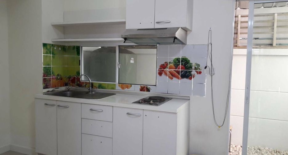 For rent 3 bedrooms townhouse in Bang Kapi, Bangkok
