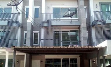 For rent 3 bedrooms townhouse in Bang Kapi, Bangkok