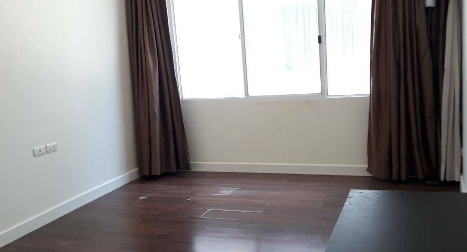 For rent 3 bedrooms townhouse in Bang Kapi, Bangkok