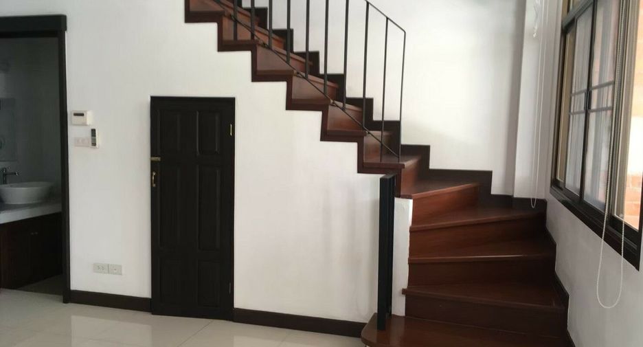 For rent 3 bedrooms townhouse in Watthana, Bangkok