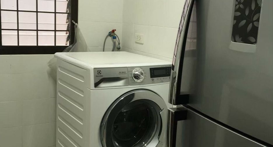 For rent 3 bedrooms townhouse in Watthana, Bangkok