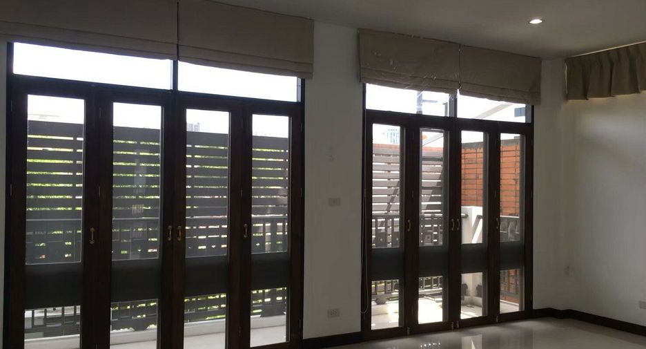 For rent 3 bedrooms townhouse in Watthana, Bangkok