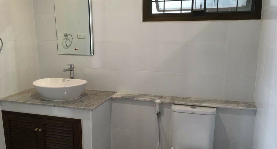 For rent 3 bedrooms townhouse in Watthana, Bangkok