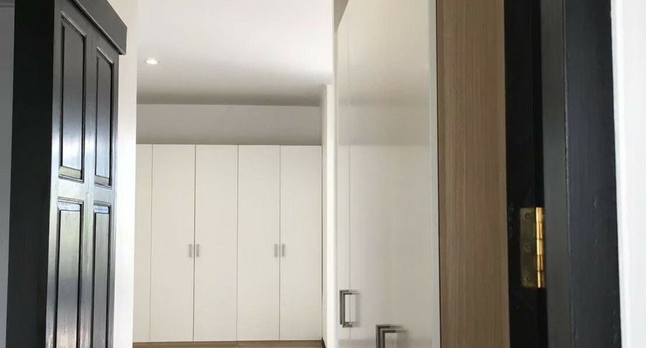 For rent 3 bedrooms townhouse in Watthana, Bangkok