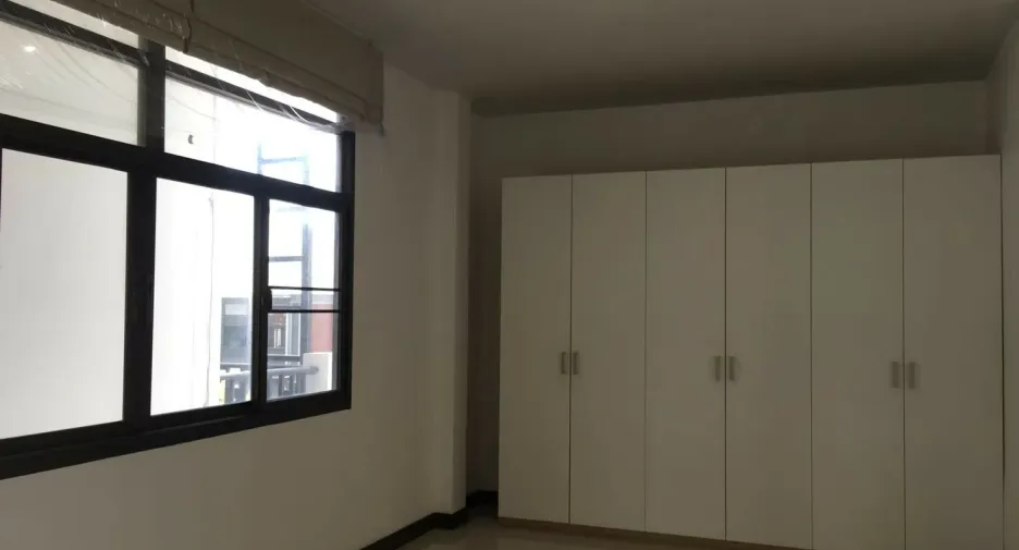 For rent 3 bedrooms townhouse in Watthana, Bangkok