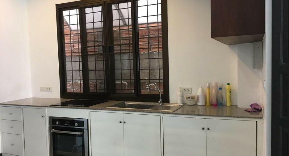 For rent 3 bedrooms townhouse in Watthana, Bangkok