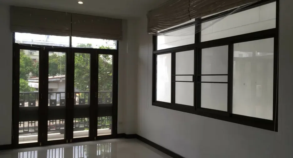 For rent 3 bedrooms townhouse in Watthana, Bangkok