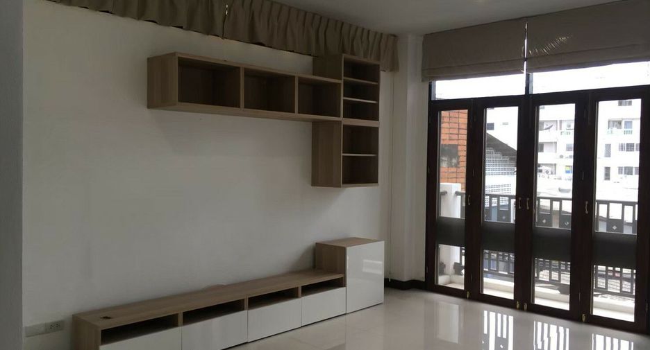 For rent 3 bedrooms townhouse in Watthana, Bangkok