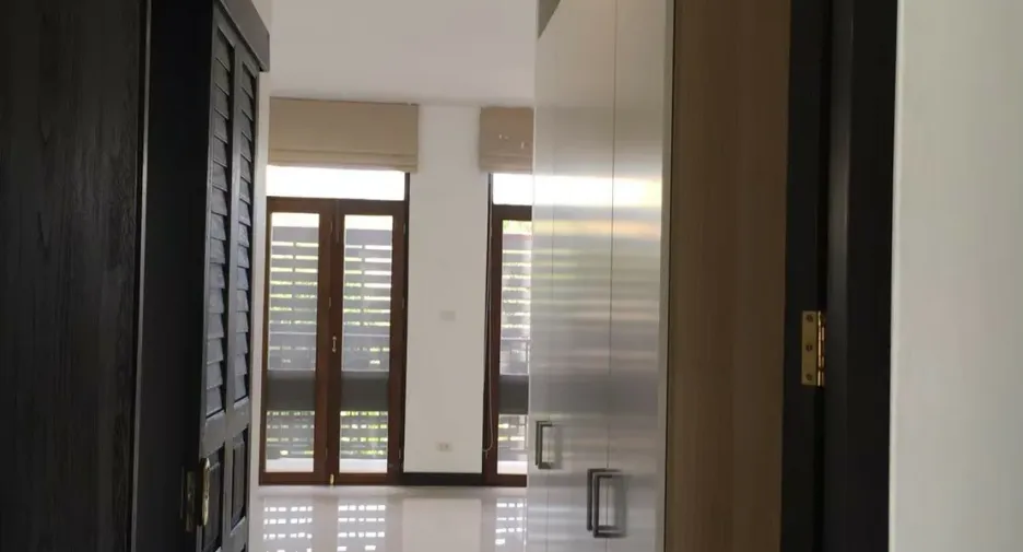 For rent 3 bedrooms townhouse in Watthana, Bangkok