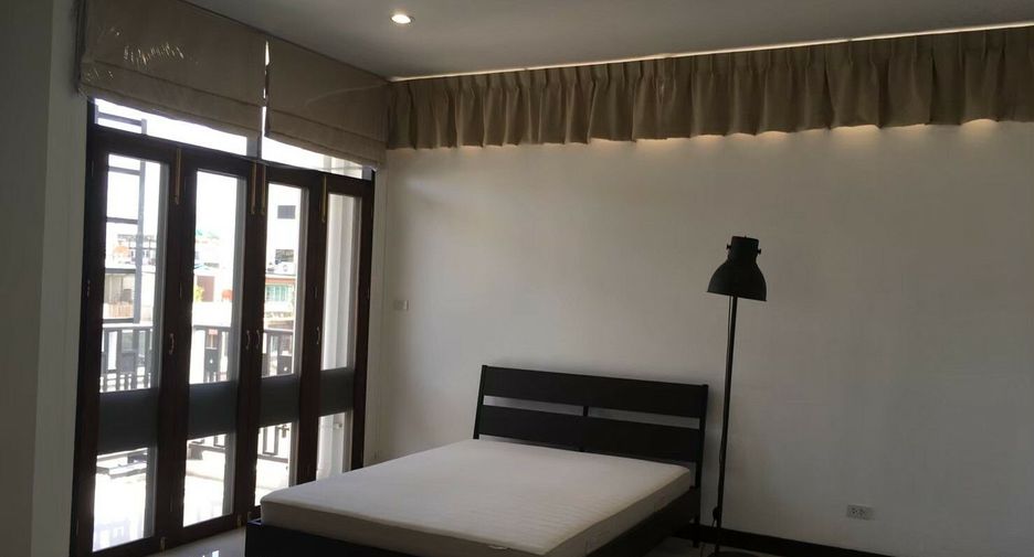 For rent 3 bedrooms townhouse in Watthana, Bangkok