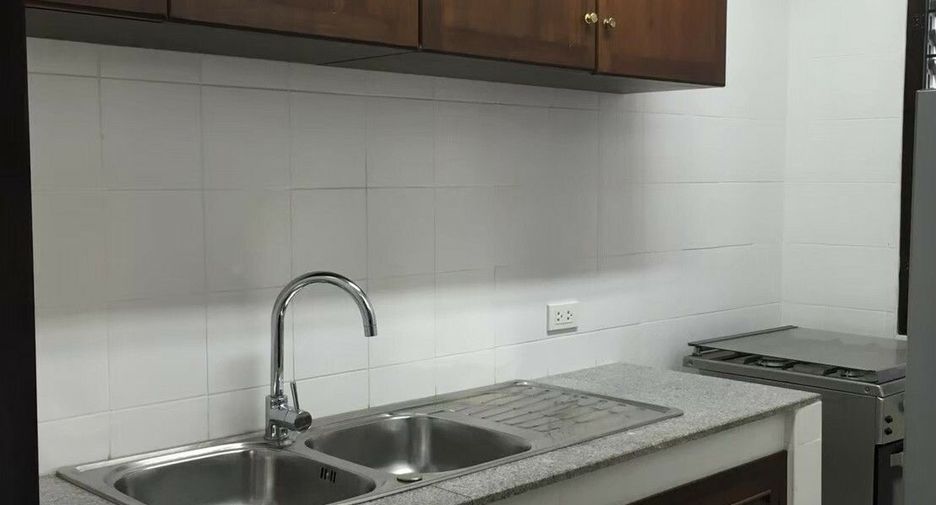 For rent 3 bedrooms townhouse in Watthana, Bangkok