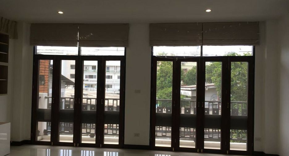 For rent 3 bedrooms townhouse in Watthana, Bangkok