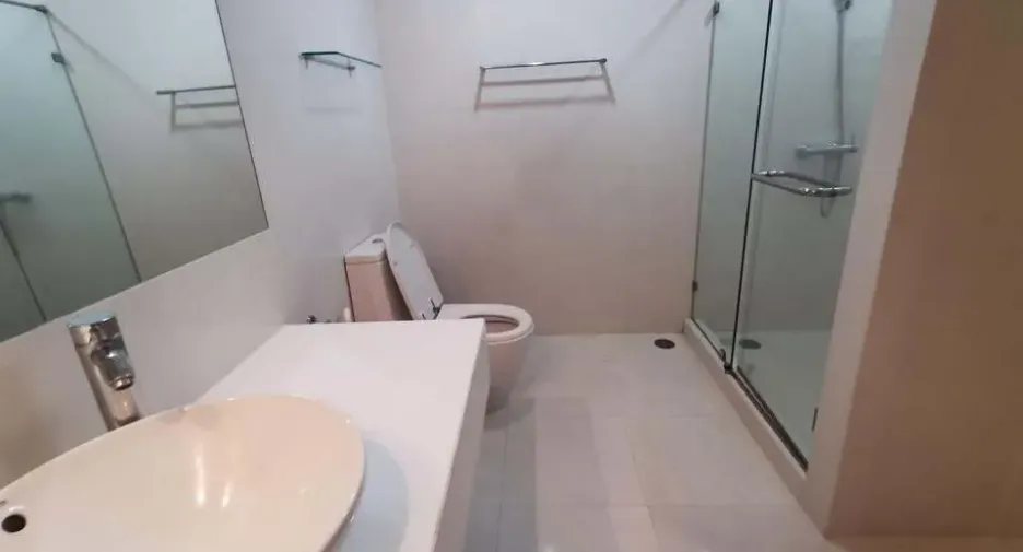 For rent 2 bedrooms condo in Huai Khwang, Bangkok