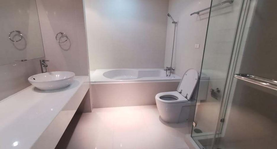 For rent 2 bedrooms condo in Huai Khwang, Bangkok