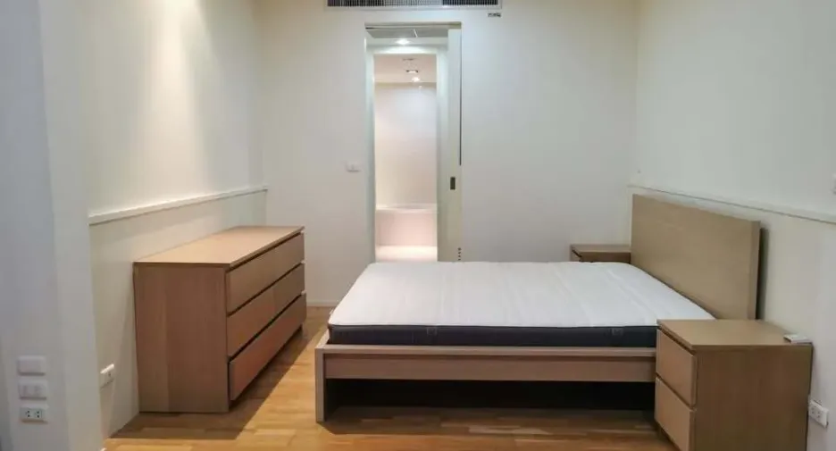 For rent 2 bedrooms condo in Huai Khwang, Bangkok