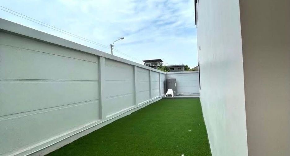 For rent 3 ベッドルーム townhouse in Khan Na Yao, Bangkok