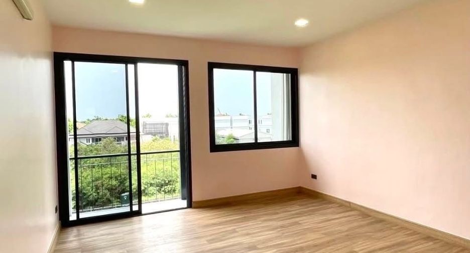 For rent 3 ベッドルーム townhouse in Khan Na Yao, Bangkok