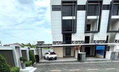 For rent 3 bedrooms townhouse in Khan Na Yao, Bangkok