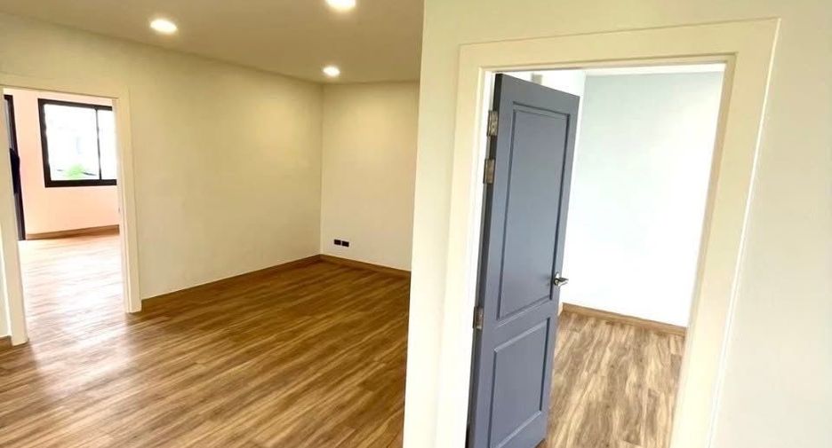 For rent 3 ベッドルーム townhouse in Khan Na Yao, Bangkok