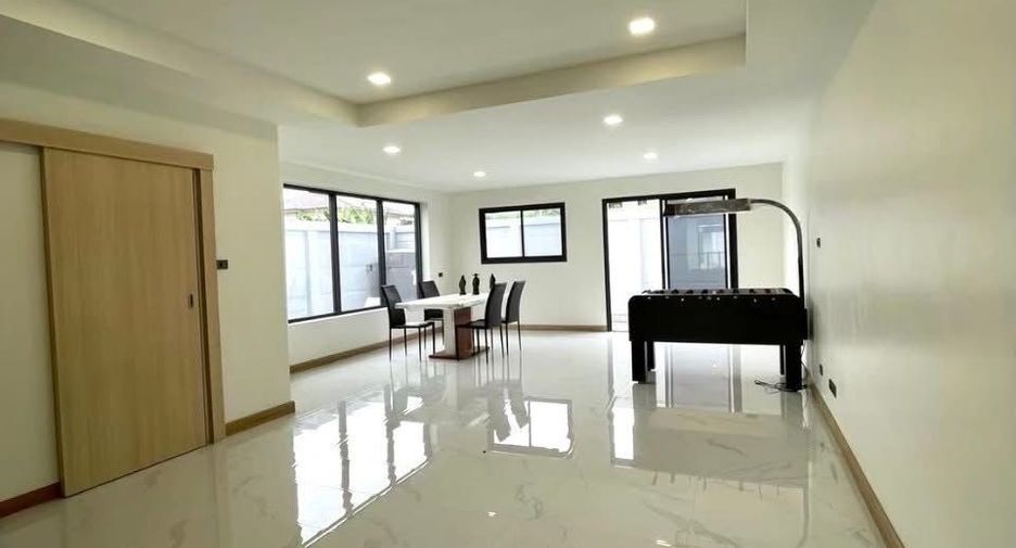 For rent 3 ベッドルーム townhouse in Khan Na Yao, Bangkok