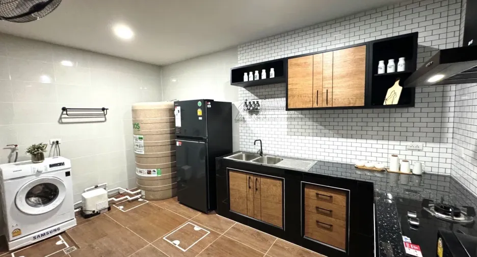 For rent 3 bedrooms townhouse in Saphan Sung, Bangkok