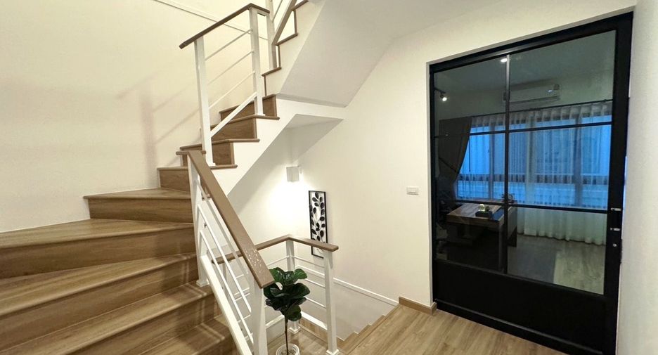 For rent 3 bedrooms townhouse in Saphan Sung, Bangkok