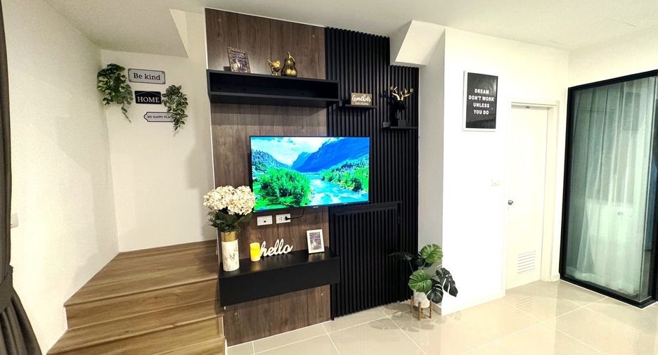 For rent 3 bedrooms townhouse in Saphan Sung, Bangkok
