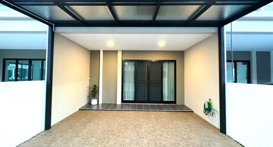 For rent 3 bedrooms townhouse in Saphan Sung, Bangkok