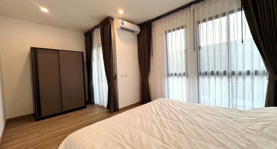 For rent 3 bedrooms townhouse in Saphan Sung, Bangkok