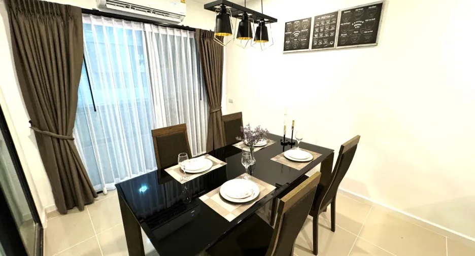 For rent 3 bedrooms townhouse in Saphan Sung, Bangkok
