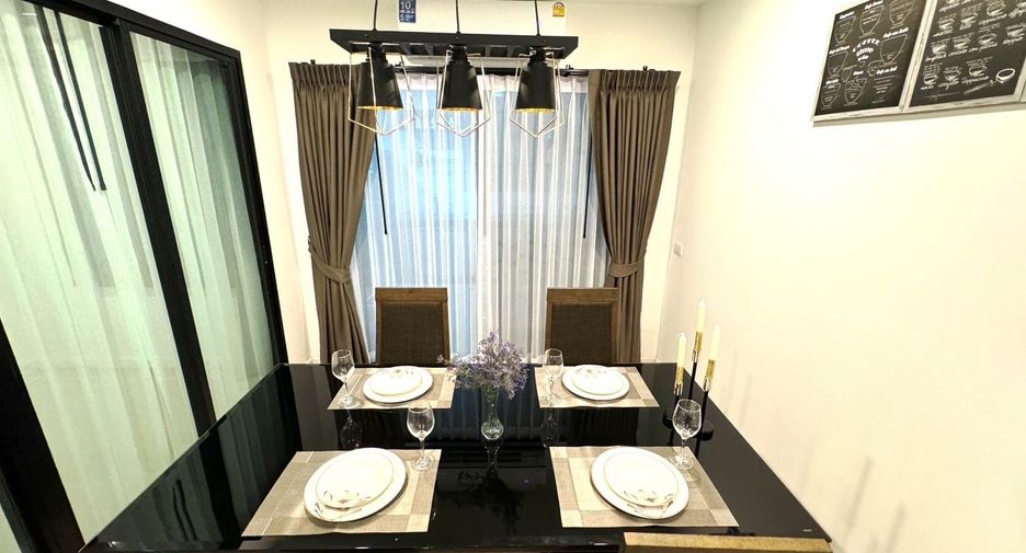For rent 3 bedrooms townhouse in Saphan Sung, Bangkok