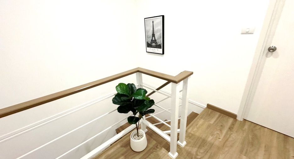 For rent 3 bedrooms townhouse in Saphan Sung, Bangkok