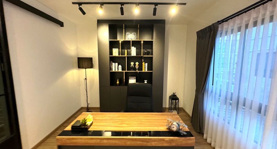 For rent 3 bedrooms townhouse in Saphan Sung, Bangkok