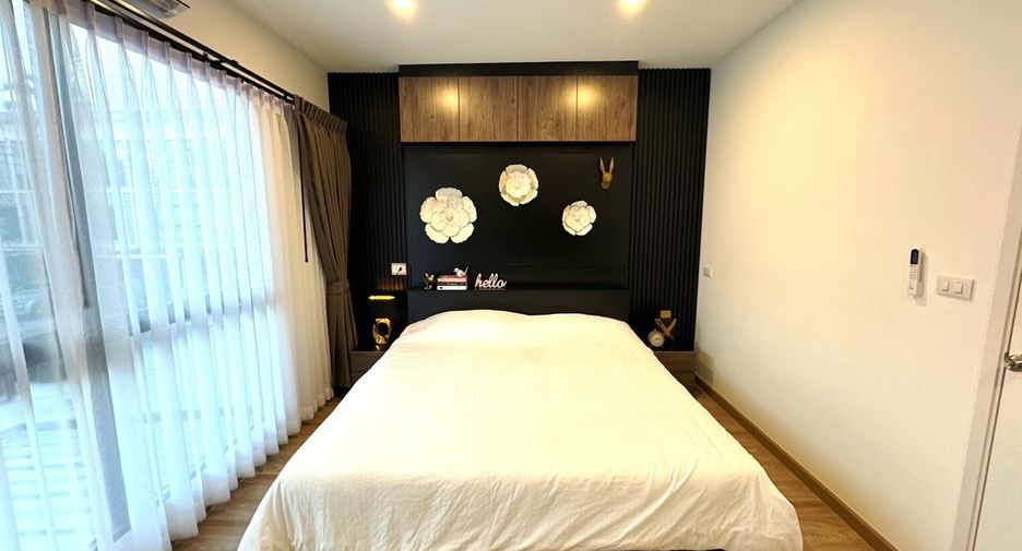 For rent 3 bedrooms townhouse in Saphan Sung, Bangkok