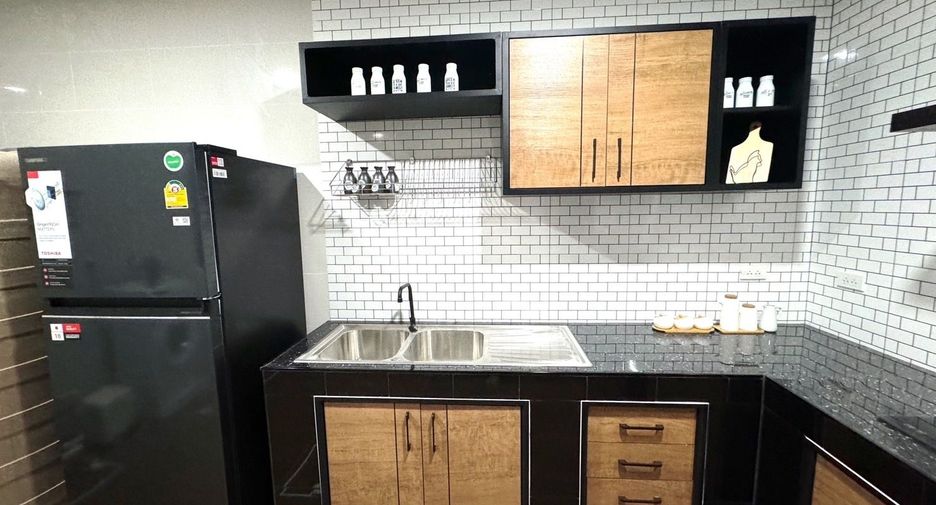 For rent 3 bedrooms townhouse in Saphan Sung, Bangkok