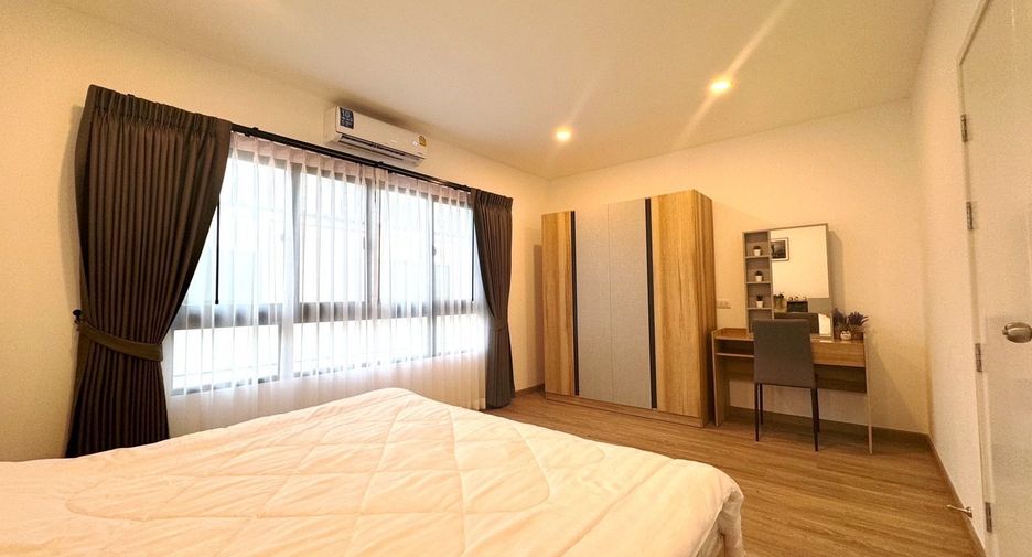 For rent 3 bedrooms townhouse in Saphan Sung, Bangkok