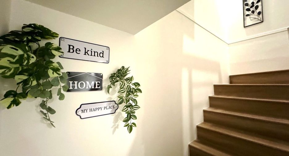 For rent 3 bedrooms townhouse in Saphan Sung, Bangkok